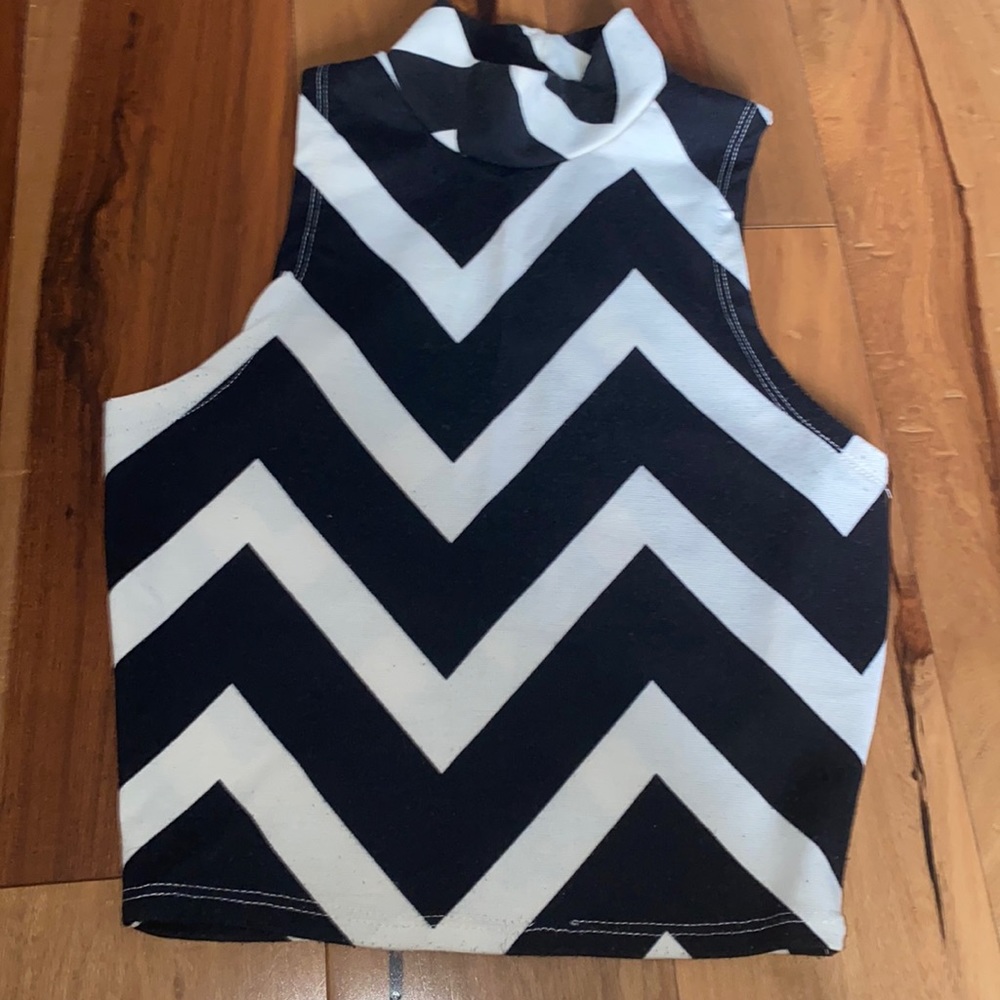 LIKE NEW - CHARLOTTE RUSSE KEY HOLE MOCK NECK CROP TOP - SIZE XS